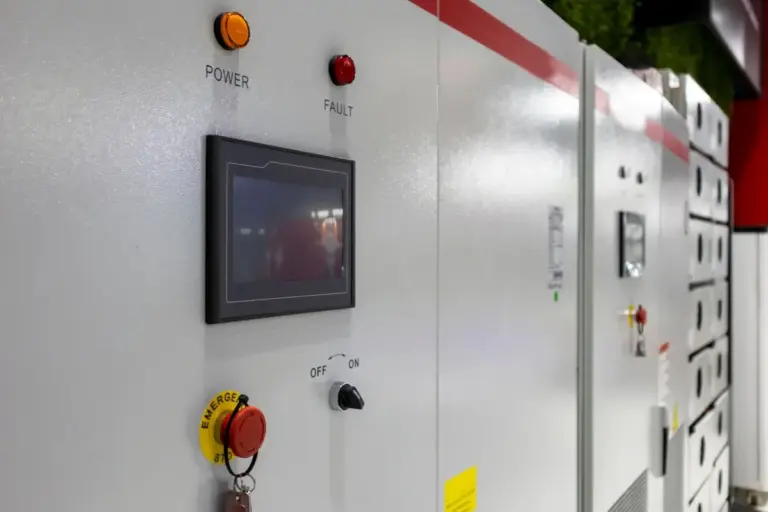 Producent szaf sterowniczych – jak wybrać partnera, który zapewni bezpieczeństwo i niezawodność Twoich instalacji?